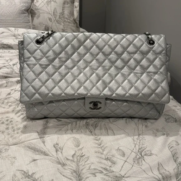 Chanel style silver travel bag - Picture 2 of 12